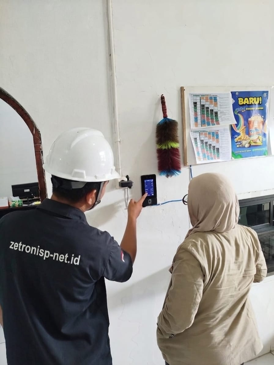 Teknisi mengatur perangkat access control fingerprint